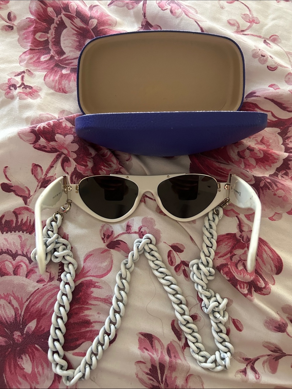 Pucci Women's Sunglasses with Chain - Fashion Accessory - Picture 6 of 6